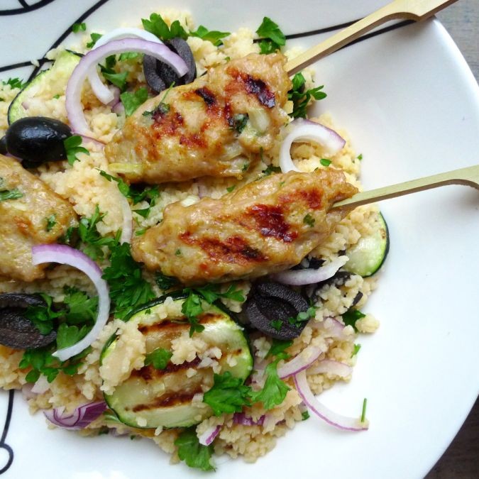 Kipspiesjes met couscous en yoghurtsaus