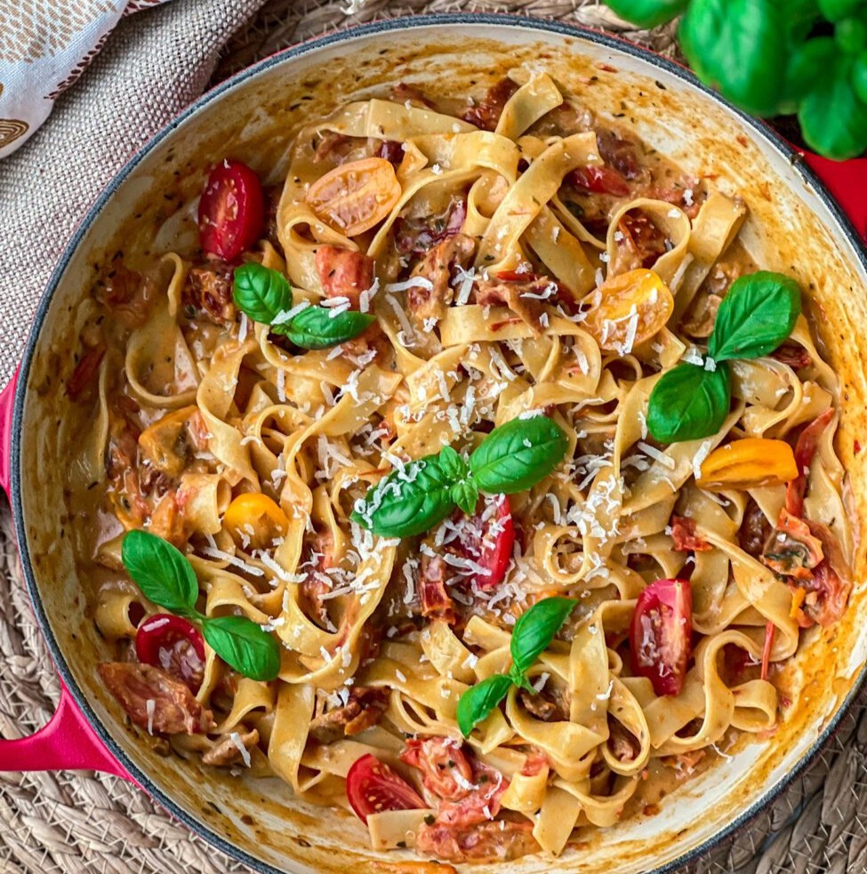 Tagliatelle met tomatensaus en parmezaan